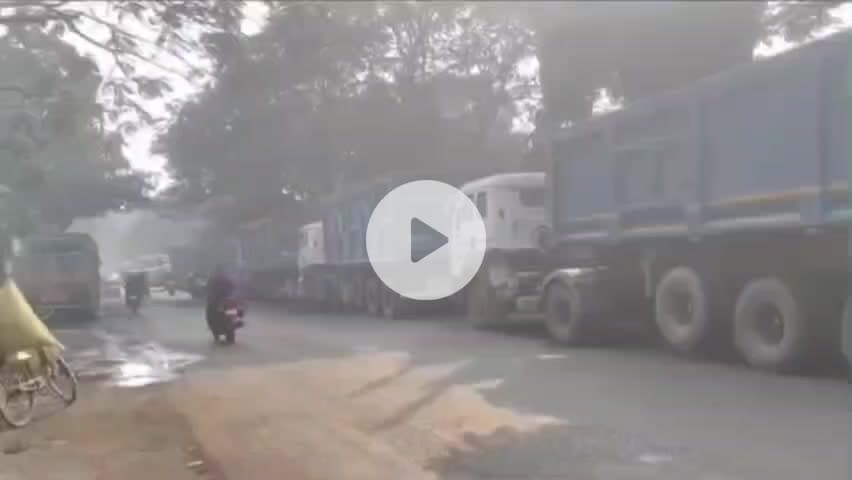 पाकुड़: पाकुड़ शहर में नो-एंट्री कागज़ी, सड़क किनारे ट्रकों का कब्ज़ा,आदेश बेअसर, प्रशासन नदारद #pakur #no #action #police