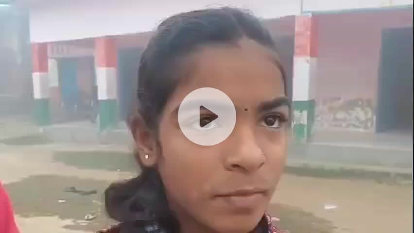 सिकटा: सिकटा में छात्र-छात्राएं ठंड से कांपते हुए सुबह 6:30 बजे से पढ़ने को मजबूर