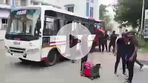 திருவாரூர்: ஆட்சியர் அலுவலகத்திற்கு வருகை தந்த மாநில பேரிடர் மீட்பு குழுவினர்