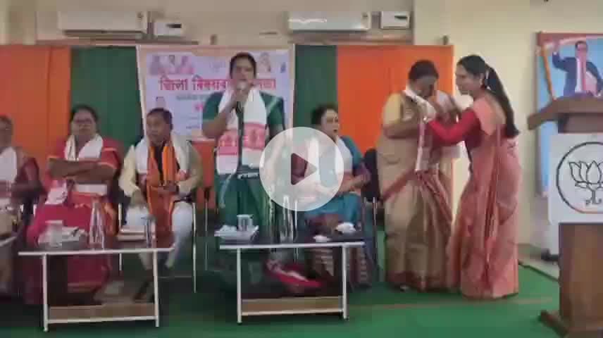 মঙলদৈ ভাগ: মঙ্গলদৈ স্হিত বিজেপিৰ কাৰ্য্য লয়ত অনুস্থিত হোৱা বিজেপিৰ মহিলা মৰ্চাৰ সভাত উপস্থিত ৰাজ্যিক মহিলা মৰ্চাৰ সভানেত্ৰী