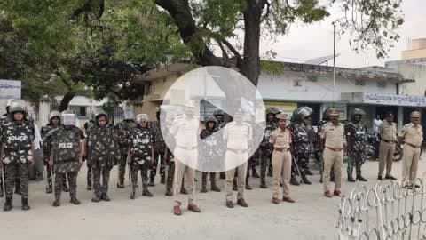 బెజ్జంకి: బెజ్జంకి మండల కేంద్రంలో రాబోయే స్థానిక సంస్థల ఎన్నికల నేపథ్యంలో ఫ్లాగ్ మార్చ్ నిర్వహించిన పోలీసులు