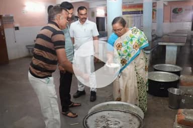 చేర్యాల: చేర్యాల పట్టణంలోని సాంఘిక సంక్షేమ గురుకుల పాఠశాలను ఆకస్మికంగా సందర్శించిన కలెక్టర్ హైమావతి
