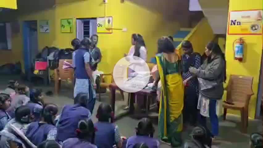 அஞ்செட்டி: "அன்பு செய்வோம்" அறக்கட்டளை சார்பாக அஞ்செட்டி அரசுப் பள்ளி விடுதி மாணவிகளுக்கு குளிர் கால உடைகள் வழங்கப்பட்டது