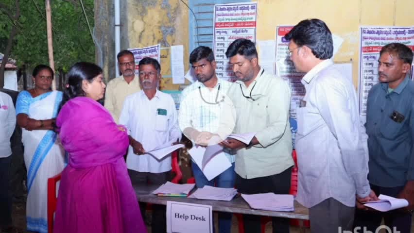 నెక్కొండ: అమీన్ పేటలో నామినేషన్ కేంద్రాలను పరిశీలించిన జిల్లా కలెక్టర్