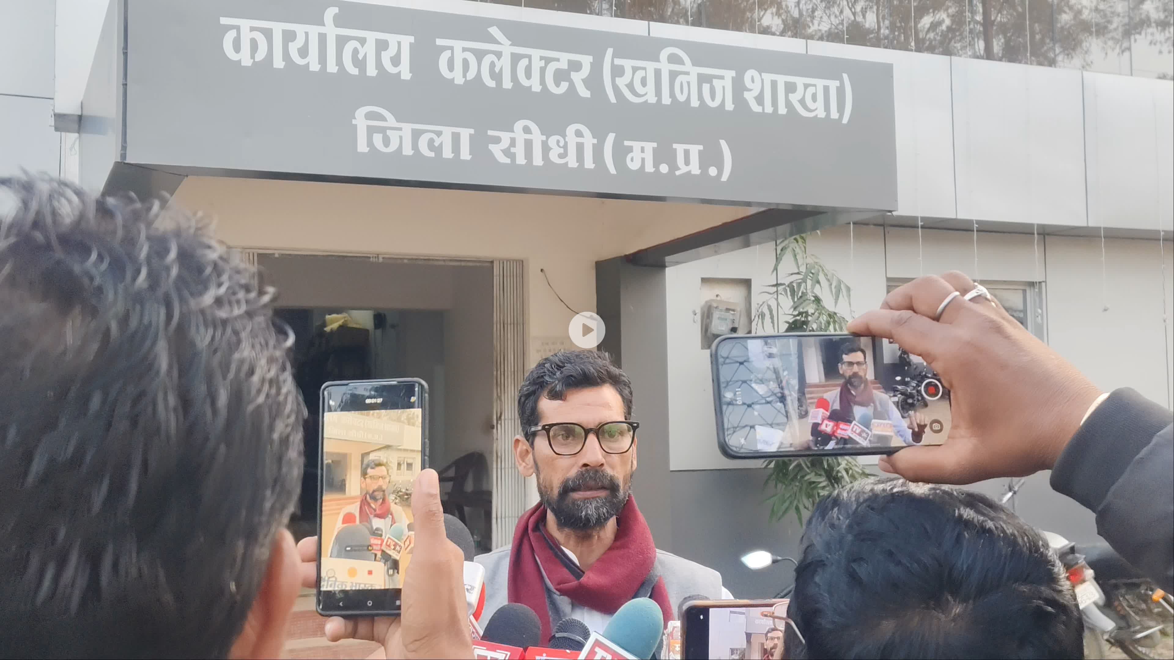रेलवे के नाम पर खनिज की लुट जारी प्रशासन मौन आखिर क्यों? बताइए Dr Mohan Yadav Rajendra Shukla जी 🤔👀💬
#viralpost2025シ #सिंगरौलीसीधीबचाओ #AamAadmiParty #सीधी #foryouシ