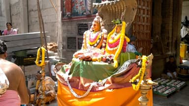 தருமபுரி: வாழப்பாடி: குமாரசாமிபேட்டை சிவசுப்ரமணியசுவாமி கோயிலில் பாம்பு  தீயணைப்புத்துறை மீட்பு..