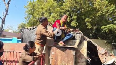 गरीब महिला का नगर निगम ने उजाड़ा ठेला गुस्साई महिला ने खुद के सिर पर ईट से किए बार
Video viral
#jhansi #nagarnigamjhansi