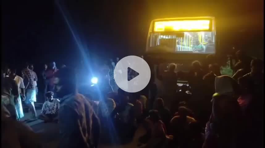 ஆர்.கே. பேட்டை: பொந்தலகண்டிகையில் ஓடும் பேருந்தில் கல்லூரி மாணவர்களுக்கு அரிவாள் வெட்டு கிராம மக்கள் சாலை மறியல்