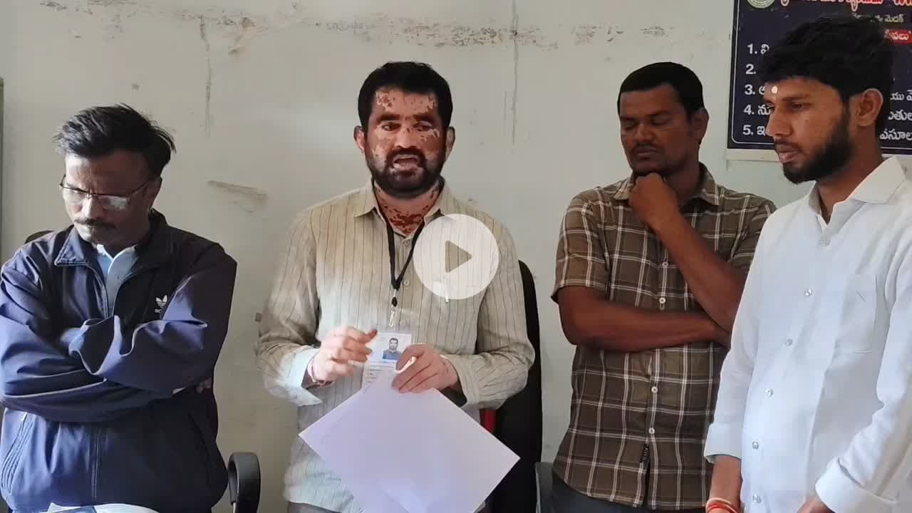 హవేలీ ఘన్​పూర్: ఏకగ్రీవమైన గ్రామాల చెందిన అభ్యర్థులకు ధ్రువీకరణ పత్రాలు అందజేసిన ఎన్నికల అధికారులు