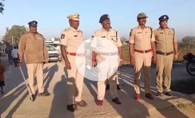 హవేలీ ఘన్పూర్: మొదటి విడత ఎన్నికల పోలింగ్ కేంద్రాన్ని పరిశీలించిన జిల్లా అదనపు ఎస్పీ మహేందర్