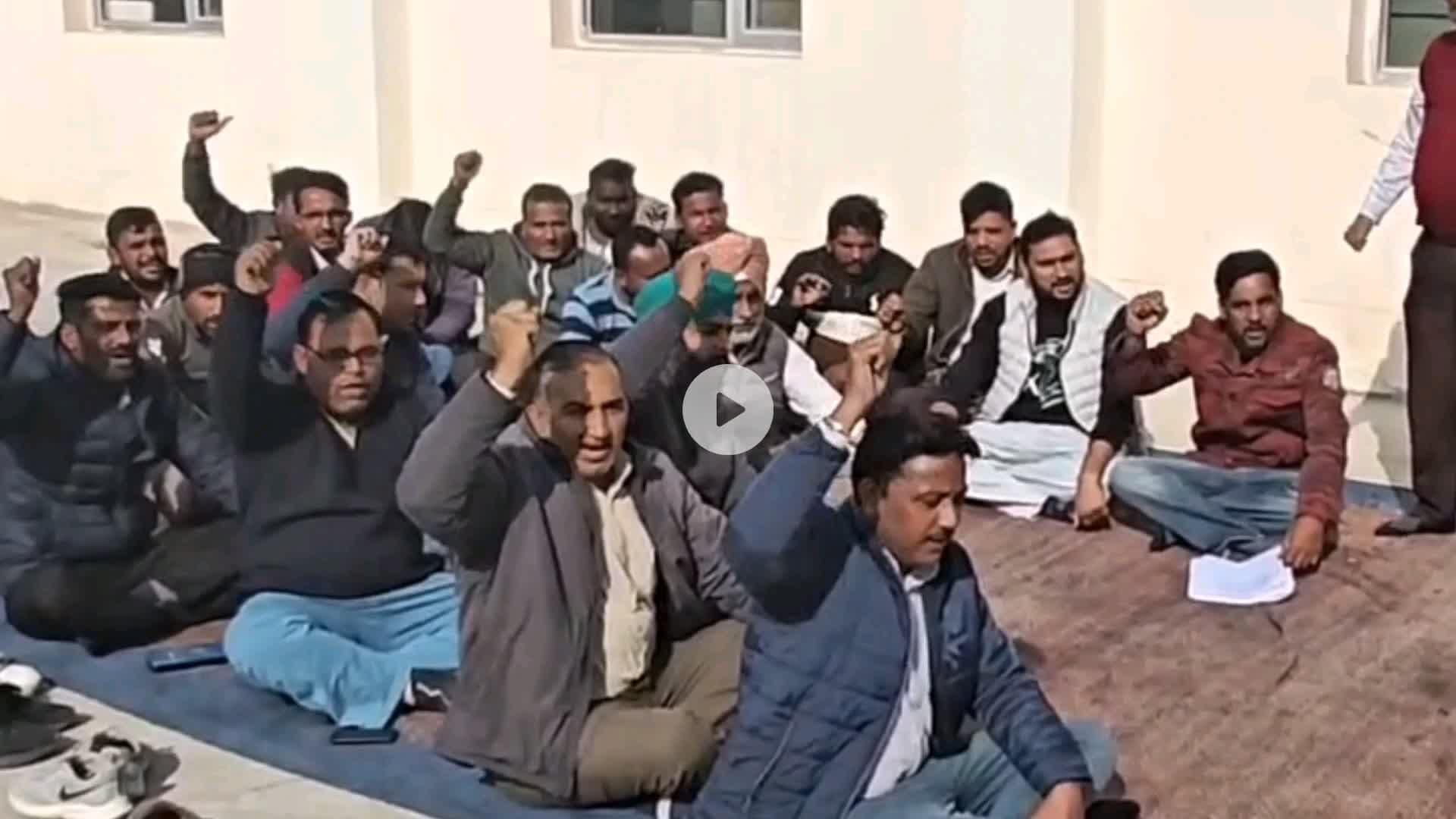 कालांवाली: ऑनलाइन ट्रांसफर पॉलिसी के विरोध में कर्मचारियों का रोड़ी बिजलीघर परिसर में सरकार के खिलाफ प्रदर्शन