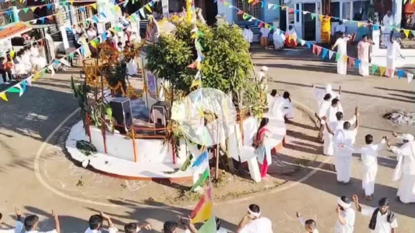 குந்தா: போர்த்தி கிராமத்தில் வாக்காளர்களுக்கு இடையே விழிப்புணர்வு ஏற்படும் வகையில் படுகர் இன மக்களின் பாரம்பரிய நடன நிகழ்ச்சி