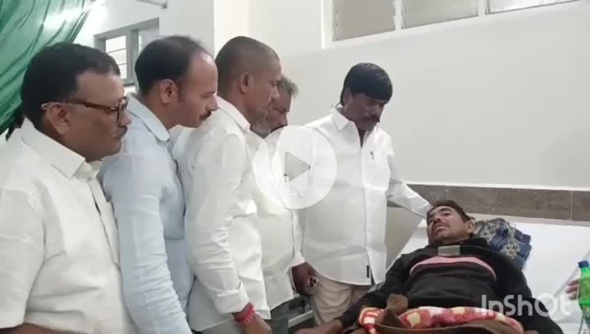 చెన్నారావుపేట: చెన్నారావుపేటలో గాయపడిన బీఆర్ఎస్ కార్యకర్తలను పరామర్శించిన మాజీ ఎమ్మెల్యే పెద్ది సుదర్శన్ రెడ్డి