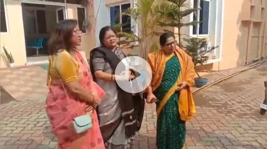 ଉତ୍ତରା ପୋଲିସ ଷ୍ଟେସନ: ଧଉଳିରେ ଗଣ ଦୁଷ୍କର୍ମ ଘଟଣା, ଥାନା ଅଧିକାରୀ ଙ୍କୁ ଭେଟିଲେ ନାରୀ ନ୍ୟାୟ ଅଭିଯାନ ସଦସ୍ୟ