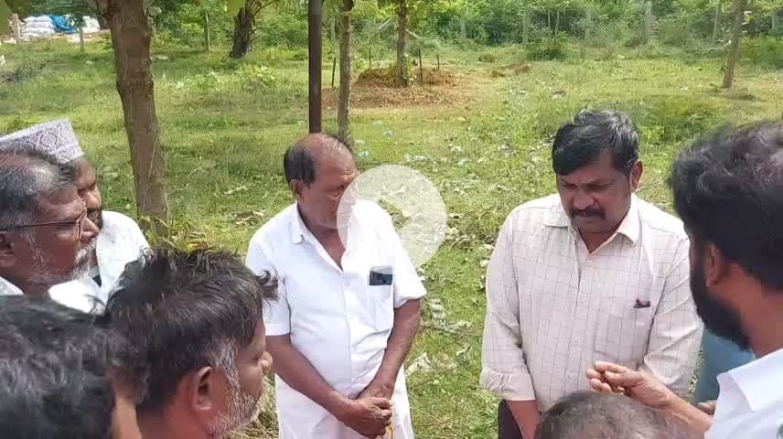 ஆலங்குடி: முத்துப்பட்டினத்தில் அடக்கஸ்தலத்தை மற்றொருவர் அபகரிக்க நினைப்பதாக கூறி சாலை மறியல் ஈடுபட்ட மக்களை தடுத்து நிறுத்திய போலீசார் மற்றும் வருவாய் துறை
