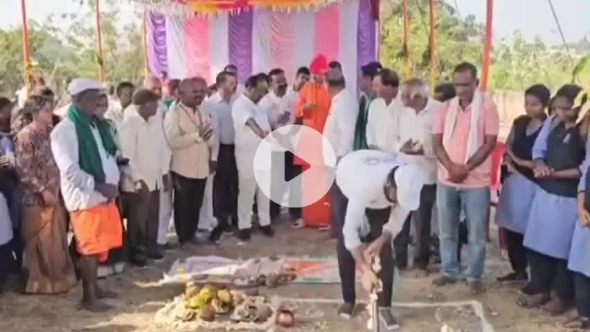 ಅಣ್ಣಿಗೇರಿ: ಅಣ್ಣಿಗೇರಿ ಪಟ್ಟಣದ ಎಮ್.ಬಿ.ಹಳ್ಳಿ ಪ್ರಥಮ ದರ್ಜೆ ಕಾಲೇಜಿನಲ್ಲಿ ಬೋಧನಾ ಕೊಠಡಿ ಹಾಗೂ ಸಭಾಂಗಣ ಕಟ್ಟಡದ ನಿರ್ಮಾಣ ಕಾಮಗಾರಿ ಭೂಮಿಪೂಜೆ