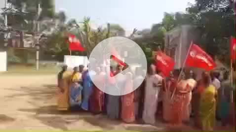 ஊத்துக்குளி: காவுத்தம்பாளையம் ஊராட்சி ஒன்றிய அலுவலகம் முன்பாக தமிழ்நாடு விவசாய தொழிலாளர் சங்கம் சார்பில் ஆர்ப்பாட்டம் நடைபெற்ற