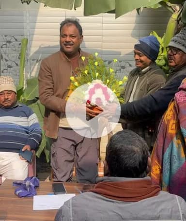 बरारी विधानसभा क्षेत्र के विधायक श्री विजय सिंह निषाद से चकला मौलानगर पंचायत के मुखिया राजेश कुमार मंडल  स्वागत करते हुए