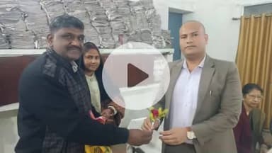 कटिहार के सदर एसडीओ श्री प्रधुम्न सिंह यादव को बुके देकर स्वागत करते समेली प्रमुख श्रीमती अनुकम्पा कुमारी,