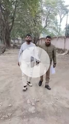"बाराबंकी पुलिस की बड़ी कार्रवाई! 🚨
10 हजार का इनामी बदमाश हनीफ गिरफ्तार, 

#बाराबंकीपुलिस #गिरफ्तारी #अपराधमुक्तिबाराबंकी"