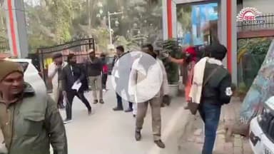 प्रयागराज मेला प्राधिकरण गेट के सामने ही मेला अधिकारी की कार के आगे लेट गए #साधु #संत ! माघ मेला जमीन आवंटन को ले