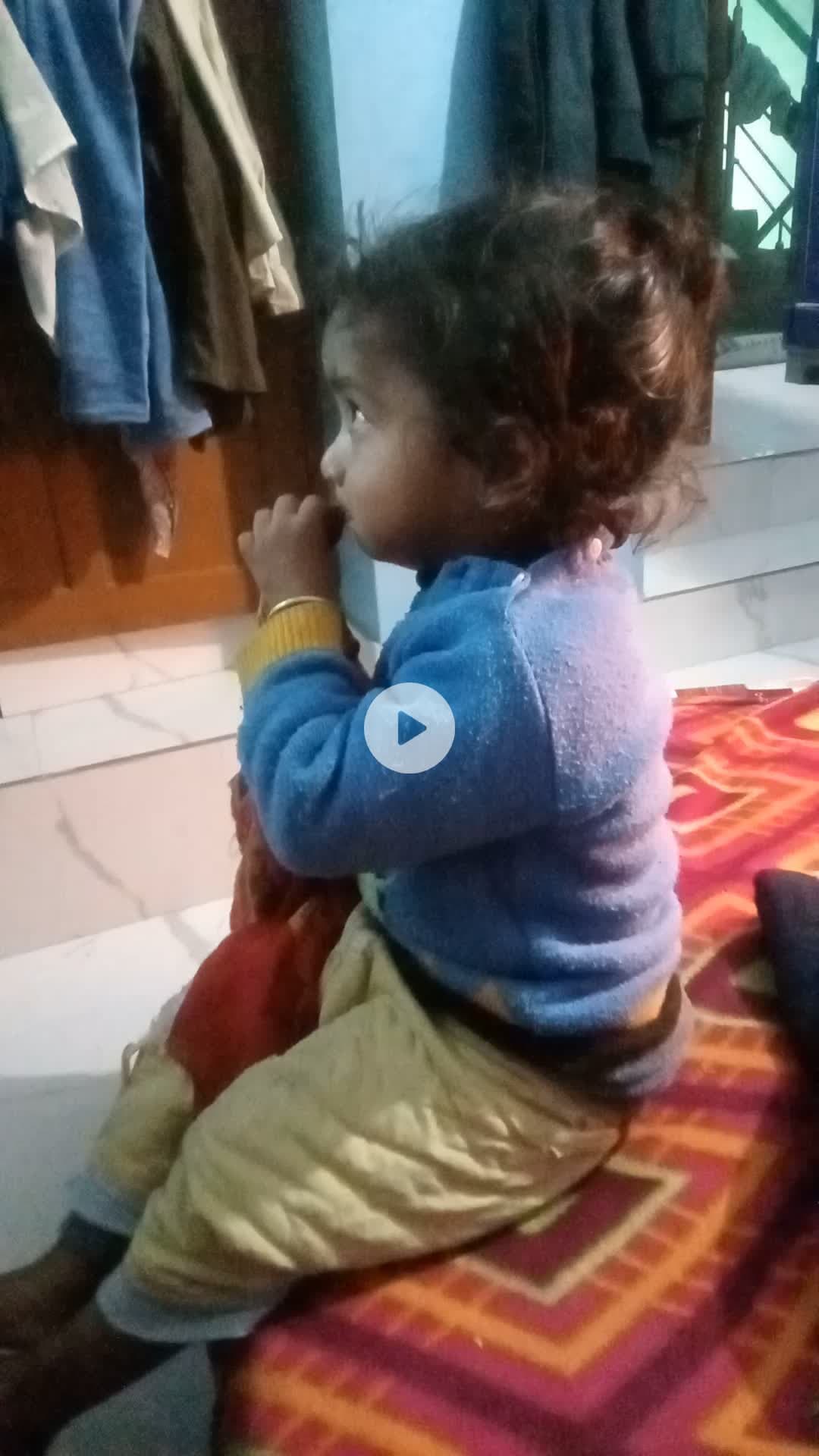 रात के 9:33 हो रहा है कड़ाके की ठंड में tv देखते हुये बच्चे 2 साल का है।