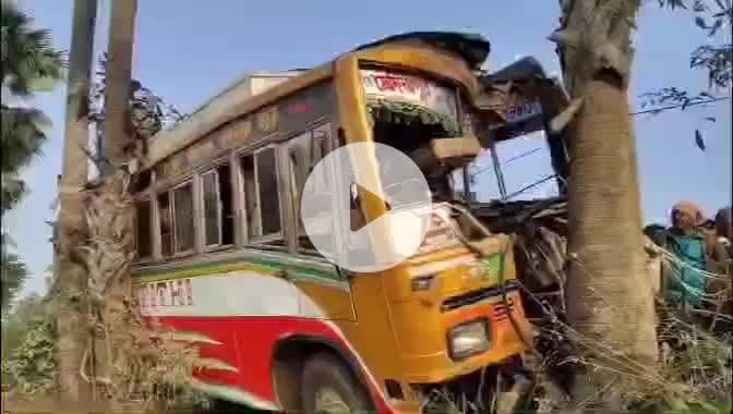 সারেঙ্গা: বাঁকুড়ার সারেঙ্গায় ভয়াবহ বাস দুর্ঘটনা, তাল গাছে ধাক্কা যাত্রীবাহী বাসের, আহত প্রায় ২০