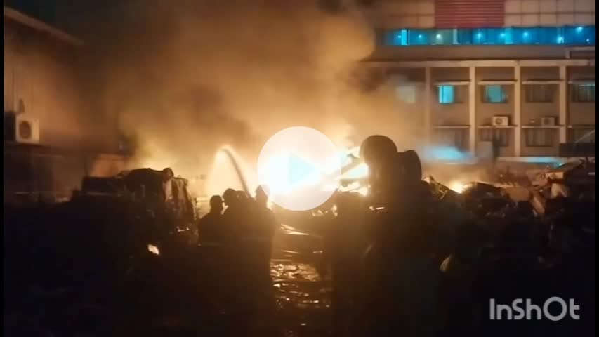 ആലുവ: ആലുവ പുളിഞ്ചോട് ദേശീയപാതക്കരികിൽ ആക്രിക്കടയിൽ തീപിടുത്തം