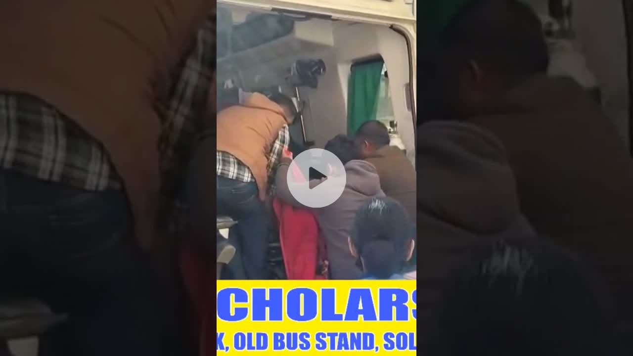 शूलिनी विश्वविद्यालय के समीप पुल से नीचे गिरी कार चार लोग घायल #car #accident #4 #injured #solan