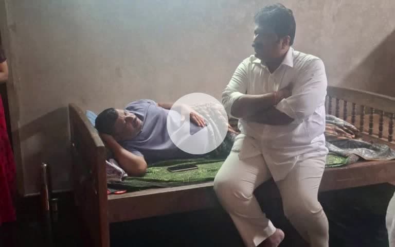 ಭಟ್ಕಳ: ಚಿತ್ತಾರದಲ್ಲಿ ಅನಾರೋಗ್ಯದಿಂದಿರುವ ಕಾರ್ಯಕರ್ತರೊಬ್ಬರ ಮನೆಗೆ ತೆರಳಿ ಧೈರ್ಯ ತುಂಬಿದ ಸಚಿವ ಮಂಕಾಳ ವೈದ್ಯ