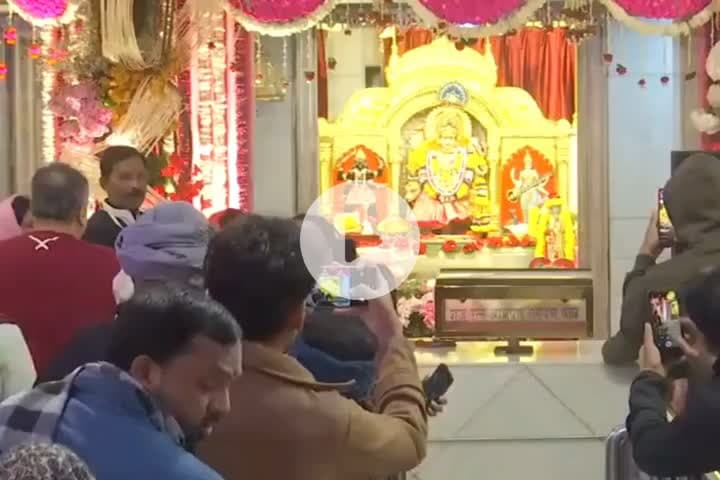 पहाड़गंज: नए साल 2026 के पहले दिन दिल्ली के झंडेवालान मंदिर में श्रद्धालुओं ने की पूजा-अर्चना