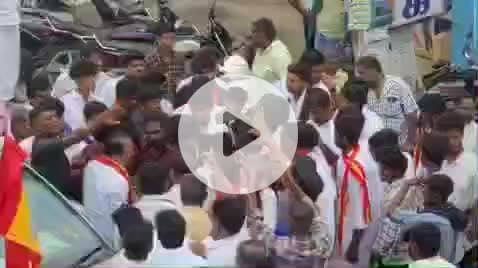 காங்கேயம்: வெள்ளகோவிலில் தமிழக வெற்றி கழக அலுவலகத்தை திறந்து வைக்க வந்த செங்கோட்டையனை கட்சியினர் ஒரு தரப்பினர் முற்றுகையிட்டதால் பரபரப்பு ஏற்பட்டது