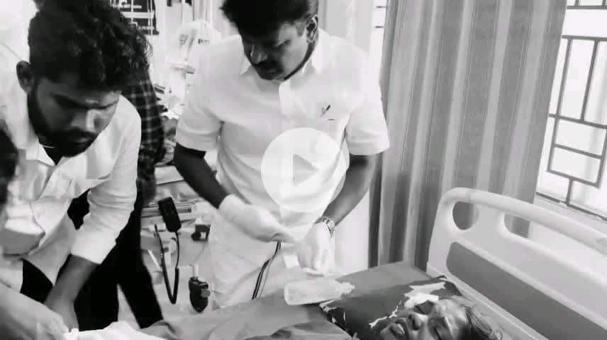விராலிமலை: வாகனங்கள் மோதி ஏற்பட்ட விபத்தில் 15 தொழிலாளர்கள் காயம் அரசு மருத்துவமனையில் முதலுதவி சிகிச்சை வழங்கிய Ex அமைச்சர் விஜயபாஸ்கர் MLA