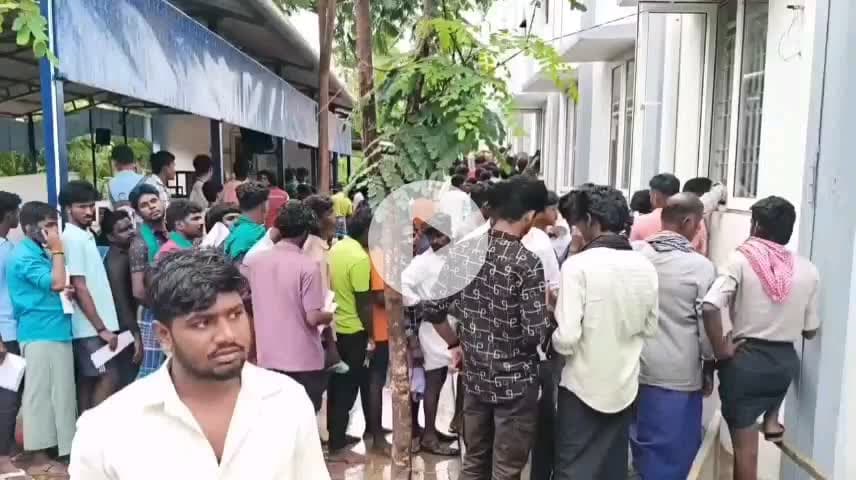 கந்தர்வகோட்டை: தமிழகதின் முதல் ஜல்லிக்கட்டு போட்டி நடைபெற இருக்கும் தட்சண்குறிச்சியில் மாடுபிடி வீரர்கள் மற்றும் மாட்டின் உரிமையாளர்கள் ஆர்வத்துடன் டோக்கன் பெற்றனர்