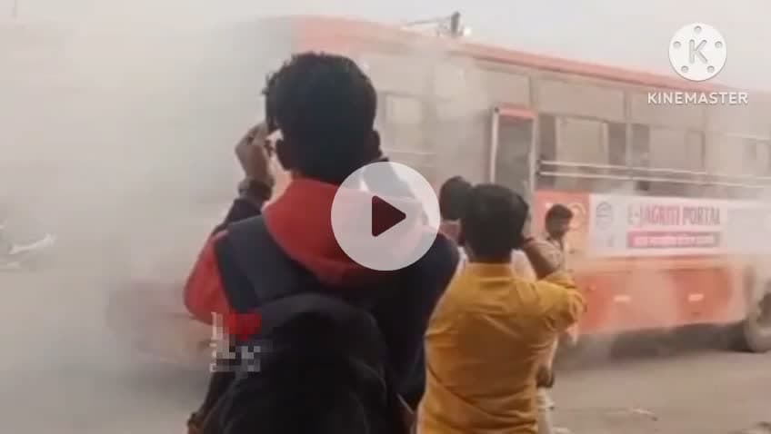 जामखेड: कर्जतमध्ये द बर्निंग बसचा थरार,श्रीगोंदा-सिद्धटेक मार्गेअहिल्यानगरला जाणाऱ्या भागा आगाराच्या बसमधून अचानक धूर निघू लागला