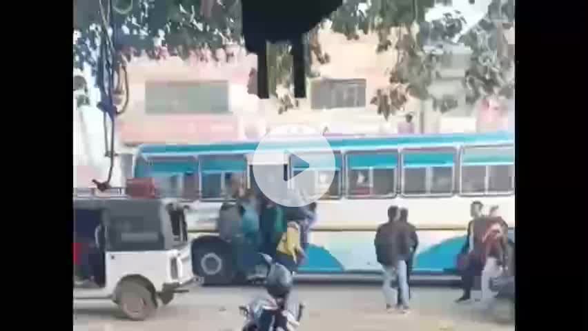 जुलाना: छात्र जान जोखिम में डालकर यात्रा करने को मजबूर, वीडियो वायरल