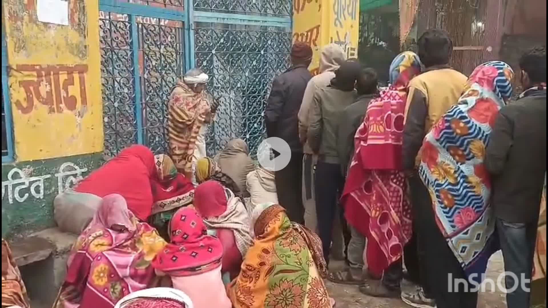 सहाड़ा: गुरलां, गाडरमाला में युरिया खाद के लिए कड़कड़ाती ठंड में संघर्ष, किसानों ने समिति के बाहर चारपाई लगाकर अलाव तापते गुजारी