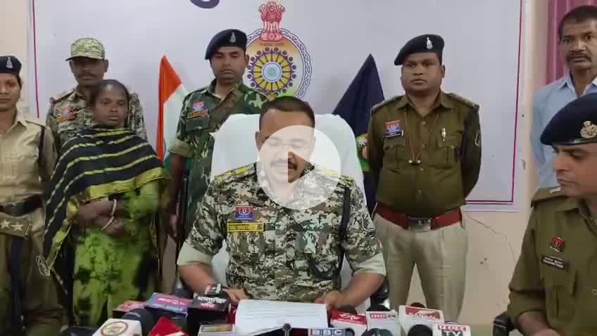 5 लाख की इनामी महिला नक्सली भूमिका उर्फ गीता ने धमतरी SP ऑफिस में किया आत्मसमर्पण
#dhamtari #धमतरी #छत्तीसगढ़
