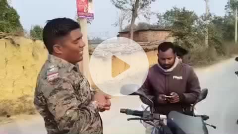 उंटारी रोड: ऊंटारी रोड थाना प्रभारी ने गुलाब का फूल देकर लोगों को सड़क सुरक्षा के प्रति किया जागरूक