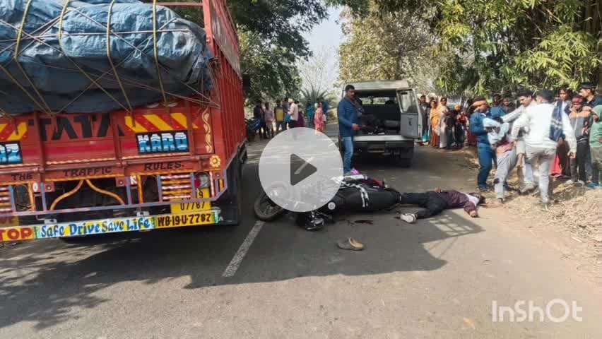 काठीकुंड: काठीकुंड-शिकारीपाड़ा मुख्य मार्ग कालाजार पर भीषण सड़क हादसे में ट्रक की टक्कर से बाइक सवार युवक की मौत, दो घायल