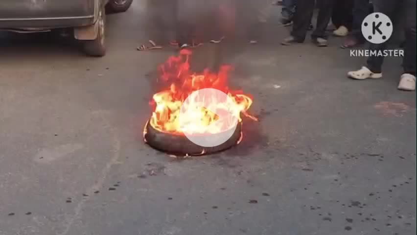 নন্দীগ্রাম ২: সল্টলেকে IPAC র অফিসে EDর তল্লাশির প্রতিবাদে খোদামবাড়িতে রাস্তায় টায়ার জ্বালিয়ে পথ অবরোধ করে বিক্ষোভ দেখালো তৃণমূল