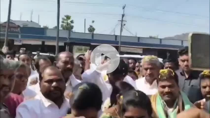 మల్యాల: కొండగట్టు అగ్ని ప్రమాద బాధిత కుటుంబాలకు చెక్కుల పంపిణీ చేసిన రాష్ట్ర సంక్షేమ శాఖ అడ్డూరి లక్ష్మణ్ కుమార్