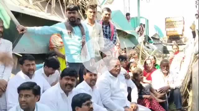 वडवणी: वडवणी तालुक्यातील मयत डोंगरे यांच्या कुटुंबीयांनी धाराशिव येथील कारखान्यावर जाऊन धरणे आंदोलन केले