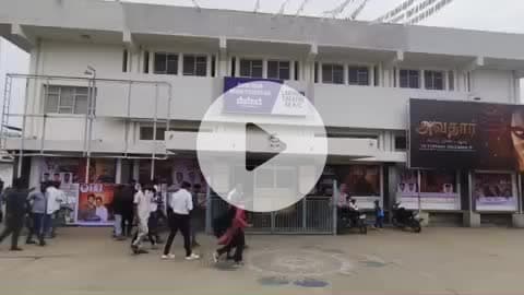 ஆற்காடு: ஆற்காடு லட்சுமி திரையரங்கில் பராசக்தி திரைப்படத்தின் சிறப்புக் காட்சியில் ரசிகர்கள் யாரும் அதிக அளவில் இல்லாததால் வெறிச்சோடிய திரையரங்கம்