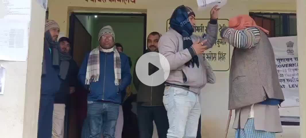 डुमरी कटसरी: डीएम के निर्देश पर डुमरी कटसरी प्रखंड क्षेत्र में बीडीओ ने ई-केवाईसी किसान कार्य का जायजा लिया