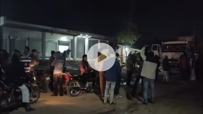 भुसावर: भुसावर के हिंडौन सड़क मार्ग पर ट्रेलर ने खड़ी वैन में मारी टक्कर, मारुति वैन हुई क्षतिग्रस्त