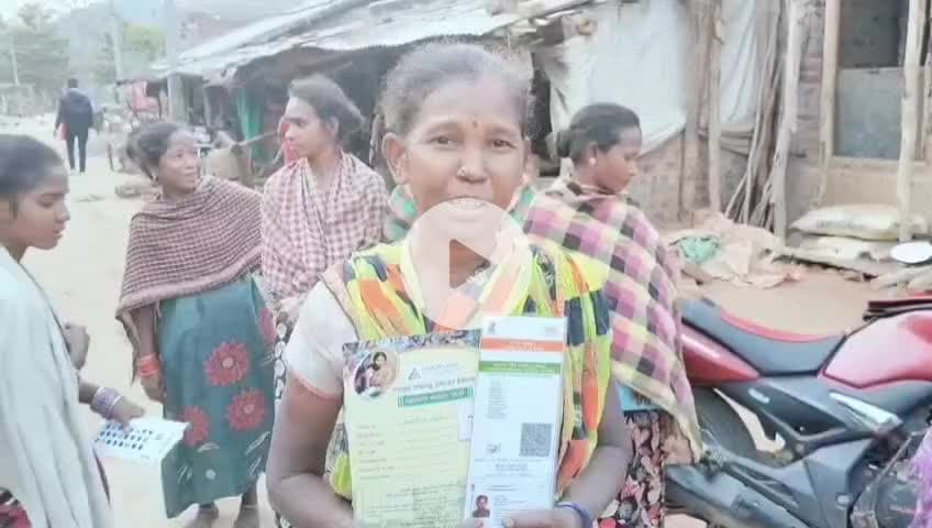 ଗୁଡାରି: ସର୍ଗିଡାଙ୍ଗ ଗାଁ ମହିଳା ମାନଙ୍କଠାରୁ ଛେଳିଲୋନ ଦେବା ବୋଲି ଲକ୍ଷାଧିକ ଟଙ୍କା ଆଦାୟ କରିଛୁମାରିଲା ଠକସଂସ୍ଥା ଶୁଣିବା ମହିଳା ଙ୍କ ପ୍ରତିକ୍ରିୟା