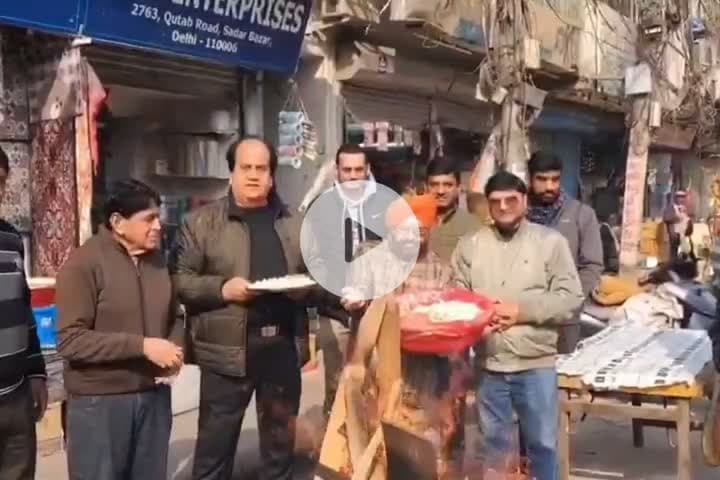 सदर बाज़ार: दिल्ली के सदर बाजार में व्यापारियों ने लोहड़ी का पर्व धूमधाम से मनाया