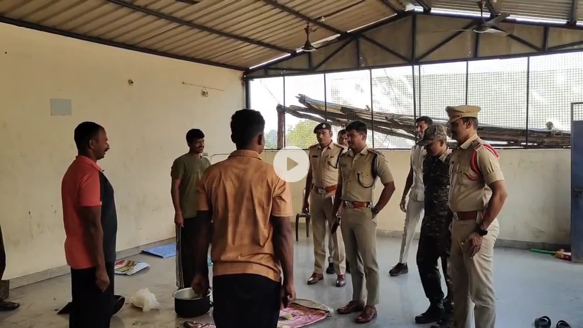 పలిమెల: పలిమెల పోలీస్ స్టేషన్లో ఆకస్మికంగా తనిఖీ చేసిన జిల్లా ఎస్పీ సంకీర్త్