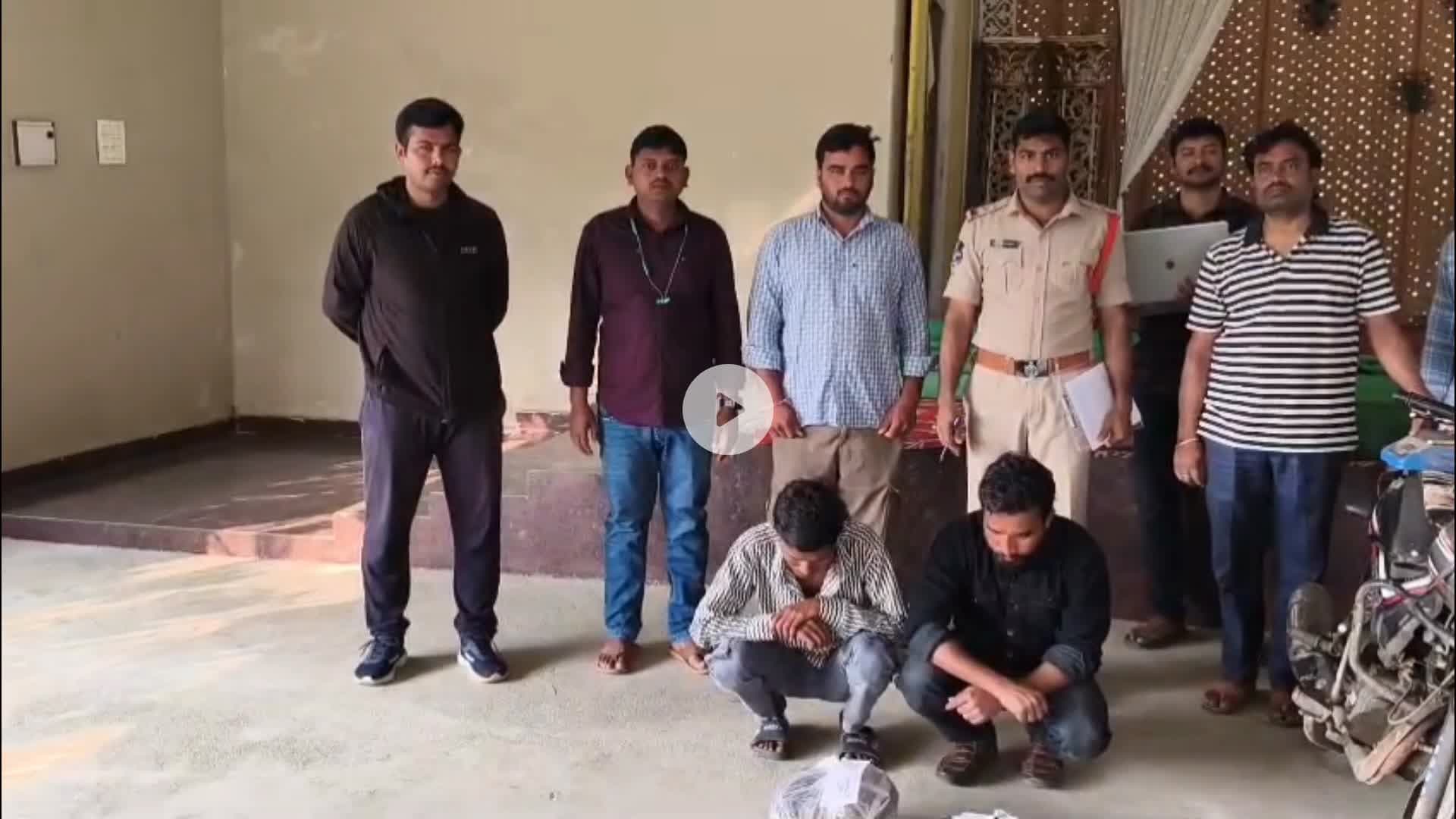టేకుమట్ల: ఇద్దరు గంజాయి రమణా దారుల అరెస్టు : వెల్లడించిన టేకుమట్ల ఎస్సై సుధాకర్
